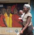 Mulher passa por um murel durante uma visita da Ministra dos Países Baixos para o Comércio e a Cooperação para o Desenvolvimento, Lilianne Ploumen, em uma clínica de Saúde da Família nas favelas de Kibera, em Nairobi, Quênia  Foto: Baz Ratner / Reuters