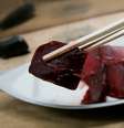 Sashimi de baleia vendido em um restaurante de Tóquio, capital do Japão  Foto: Yuriko Nakao/File Photo / Reuters