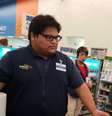 Operador de caixa John Lopez Jr trabalha no Wallmart, em Princeton  Foto: Reprodução Facebook/ Laci Simms / Estadão