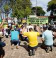 Apoiadores do presidente eleito, Jair Bolsonaro, realizam orações em frente à residência oficial da Granja do Torto, em Brasília, onde está Bolsonaro e sua família, neste domingo, 30 (30/12/2018)  Foto: DIDA SAMPAIO / Estadão