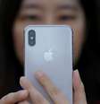 Mulher segura iPhone X durante lançamento em Pequim, China
31/10/2017 REUTERS/Thomas Peter  Foto: Reuters