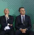 O novo ministro da Secretaria-Geral da Presidência, Gustavo Bebianno (e), e o novo ministro da Casa Civil, Onyx Lorenzoni (c), durante a cerimônia de transmissão de cargo dos novos ministros que trabalharão no governo do presidente Jair Bolsonaro (d), na manhã desta quarta-feira, 02, no Palácio do Planalto, em Brasília (02/01/2019)  Foto: DIDA SAMPAIO / Estadão