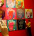 Mulher tira foto com celular de telas de Marilyn Monroe em exposição de Andy Warhol em Londres 10/02/2017 REUTERS/Stefan Wermuth  Foto: Reuters