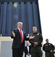 Trump ao lado de um possível protótipo de muro para a fronteira; orçamento da obra causa um impasse no governo americano  Foto: Getty Images / BBC News Brasil