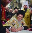 O patriarca ecumênico de Constantinopla, Bartolomeu, assina a autocefalia da Igreja Ortodoxa da Ucrânia  Foto: EPA / Ansa - Brasil