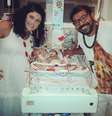 Déborah Sathler e Tunico da Vila no hospital com a filha Madalena.  Foto: Instagram/@tunicodavilaoficial / Estadão