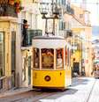 Famoso funicular amarelo, na Rua Bica, em Lisboa, Portugal  Foto: iStock