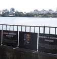 Fotos dos PMs Mariotti e Miqueias chamam a atenção de quem passa pela Lagoa  Foto: Tomaz Silva / Agência Brasil