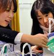 Virou febre no Japão a venda de uma bolsa de pano no Ano Novo e primeiras semanas de janeiro. Para alguns japoneses, é impossível começar o ano sem seguir essa tendência  Foto: AFP / BBC News Brasil