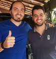 Filipe Martins (à dir.) com Carlos Bolsonaro; jovem assessor da Presidência conhece Olavo há mais de uma década  Foto: Divulgação / BBC News Brasil