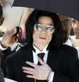 Michael Jackson deixa o tribunal do condado de Santa Bárbara após ser considerado inocente em todas as dez acusações de abuso sexual infantil em Santa Maria, Califórnia, nesta foto de arquivo de 13 de junho de 2005.  REUTERS/Gene Blevins  Foto: Reuters