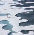 A tripulação da Guarda Costeira dos EUA recupera suprimentos lançados por paraquedas no Oceano Ártico12/07/ 2011 Kathryn Hansen/NASA via REUTERS  Foto: Reuters