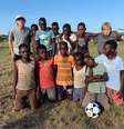 Luciano Huck presenteia crianças de Moçambique com bola nova, como mostrou em foto compartilhada neste sábado, dia 12 de janeiro de 2019  Foto: Divulgação, Instagram Stories/Luciano Huck / PurePeople