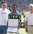 Zé Roberto é homenageado pelo Palmeiras, clube pelo qual se aposentou do futebol.  Foto: Divulgação/Palmeiras / Estadão Conteúdo
