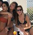 Bruna Marquezine, Manu Gavassi e mais amigas fazem festa em piscina. Fotos!  Foto: Reprodução, Instagram Stories/Mica Rocha / PurePeople