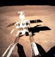 Imagens brutas fizeram a superfície lunar parecer vermelha; as novas imagens foram calibradas  Foto: BBC News Brasil