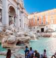 Todos os anos milhões de turistas visitam a Fontana di Trevi e jogam moedas na fonte  Foto: Getty Images / BBC News Brasil