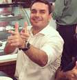 Queiroz (à dir.) é ex-motorista e ex-segurança do deputado estadual Flávio Bolsonaro  Foto: Reprodução/Instagram / BBC News Brasil