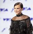 Millie Bobby Brown no tapete vermelho do MTV Video Music Awards  Foto: Danny Moloshok / Reuters