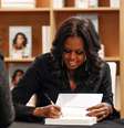 Ex-primeira dama Michelle Obama assina cópias de seu livro 'Becoming' em Chicago  Foto: Kamil Krzaczynski / Reuters