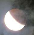 No eclipse lunar total é quando Sol, Terra e Lua se alinham e nosso planeta faz sombra sobre o satélite, que adquire uma tonalidade avermelhada, a chamada lua de sangue. O Fenômeno foi registrado nesta madrugada de segunda-feira (21) em Itapema SC  Foto: GISELE PIMENTA/FRAMEPHOTO / Estadão Conteúdo