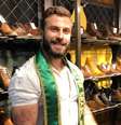 Gabriel Ximenez confere novidades em sapatos.   Foto: Divulgação