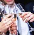 Os encontros em Davos vão até tarde da noite com jantares diários, bebidas e festas, bancados pelas empresas que estão participando  Foto: Getty Images / BBC News Brasil