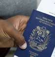 Imigrante venezuelano com passaporte em mãos 20/08/2018 REUTERS/Mariana Bazo/  Foto: Reuters