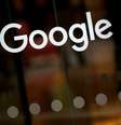 Logo do Google no escritório da empresa em Londres  Foto: Hannah McKay / Reuters