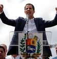Diante de multidão, presidente da Assembleia Nacional, Juan Guaidó, se declara presidente interino  Foto: DW / Deutsche Welle
