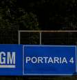 Logo da GM em entrada de planta da montadora em São José dos Campos  Foto: Roosevelt Cassio / Reuters