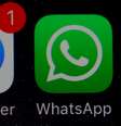 Ícones do WhatsApp e do Facebook Messenger em um iPhone  Foto: Phil Noble / Reuters