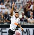 Gustavo fez o gol que deu a vitória ao Corinthians contra a Ponte Preta na Arena em Itaquera  Foto:  FERNANDO DANTAS / Gazeta Press