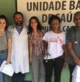 Marina Cruz (esq.) com profissionais da Rede Nacional de Médicas e Médicos Populares  Foto: Amanda Rossi/BBC Brasil / BBC News Brasil