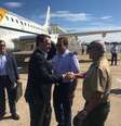 Presidente Jair Bolsonaro é recebido pelo general do Exército Luiz Eduardo Ramos Baptista Pereira no aeroporto de Congonhas, em São Paulo, onde o presidente desembarcou no domingo, 27, para se direcionar ao Hospital Albert Einstein   Foto: Reprodução / Estadão