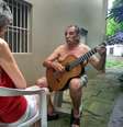 Lúcio conta que Sueli costuma chorar durante boa parte do dia, mas fica em silêncio para ouvi-lo se apresentar: Foto de serenata viralizou  Foto: Arquivo pessoal / BBC News Brasil
