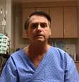Paciente. Em vídeo postado nas redes sociais, Bolsonaro aparece de avental azul num quarto do Hospital Albert Einstein   Foto: TWITTER/JAIR BOLSONARO / Estadão Conteúdo
