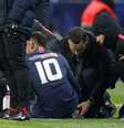 Neymar recebe atendimento médico em campo pelo PSG  Foto: Charles Platiau / Reuters