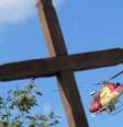 Helicóptero sobrevoa região afetada pela lama em Brumadinho  Foto: Washington Alves / Reuters