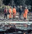 Bombeiros de helicóptero e equipes em terra estão trabalhando no limite no resgate de corpos das vítimas na região de Tejuco, em Brumadinho  Foto: CADU ROLIM/ FOTOARENA / Estadão Conteúdo