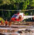 Bombeiros de helicóptero e equipes em terra estão trabalhando no limite no resgate de corpos das vítimas na região de Tejuco, em Brumadinho, Minas Gerais  Foto: CADU ROLIM/FOTOARENA / Estadão Conteúdo