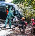 Bombeiros de helicóptero e equipes em terra estão trabalhando no limite no resgate de corpos das vítimas na região de Tejuco, em Brumadinho, Minas Gerais  Foto: CADU ROLIM/ FOTOARENA / Estadão