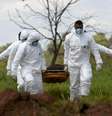 Resgate de corpo de vítima em Brumadinho (MG)  Foto: Washington Alves / Reuters