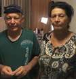 Geraldo e Vera na porta do quarto de hotel para onde foram levados pela Vale  Foto: Amanda Rossi/BBC / BBC News Brasil