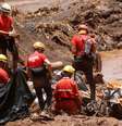 Bombeiros trabalham em meio a mar de lama de Brumadinho após rompimento de barragem da Vale  Foto: Adriano Machado / Reuters