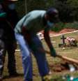 Trabalhadores preparam local para enterro de vítimas de colapso de barragem em Brumadinho 29/1/2019 REUTERS/Adriano Machado  Foto: Reuters