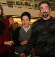 Marcos Mion foi filmado pela mulher, Suzana Gullo, fazendo a barba no filho mais velho, Romeo, de 13 anos, portador de autismo: 'Lindo, meu amor'  Foto: AGNews / PurePeople