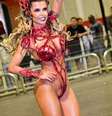 Cacau Colucci precisou usar um adesivo íntimo para não mostrar demais na avenida   Foto: Leo Franco/AgNews