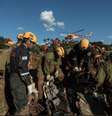 Militares israelenses participam de ação em área afetada por lama da barragem  Foto: Defense Forces / Israel