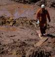 O número de mortos chegou a 65 e deve aumentar, segundo os bombeiros  Foto: AFP / BBC News Brasil